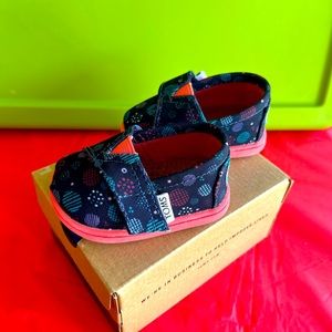 Girls Toms size 2